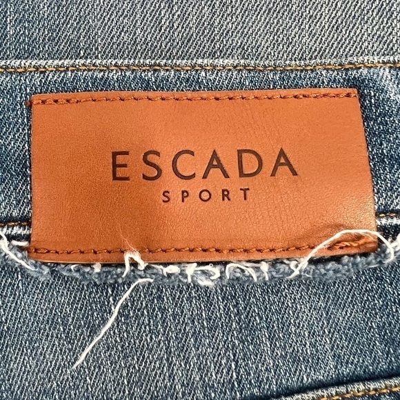 Escada Sport Linda Slim Cropped Frayed Release Hem Jeans Size 30 US Women's - Picture 8 of 8